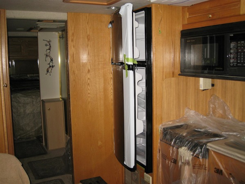 A stainless steel refrigerator in a kitchen

Description automatically generated