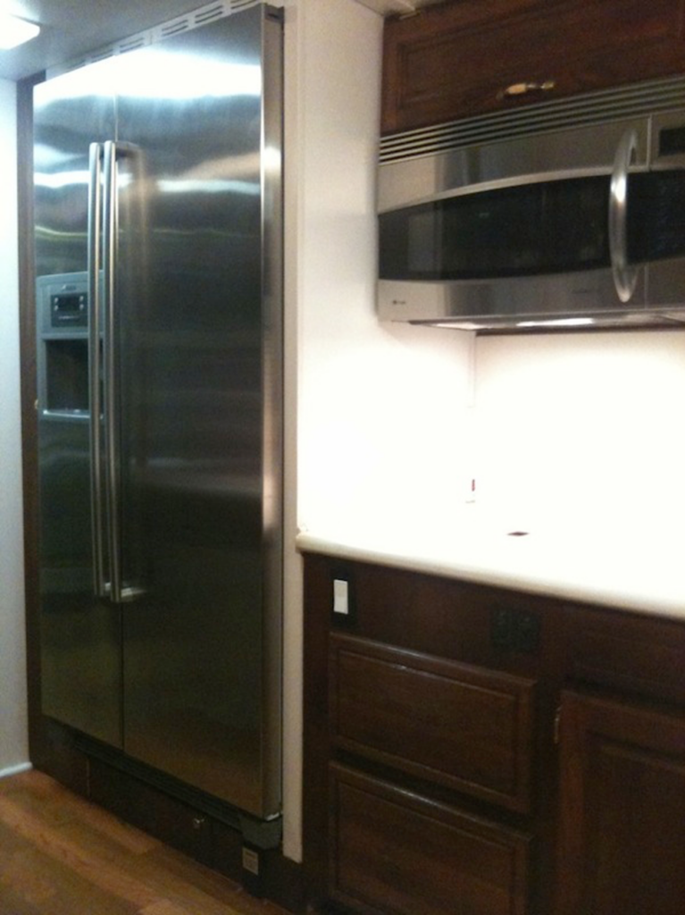 A stainless steel refrigerator in a kitchen

Description automatically generated