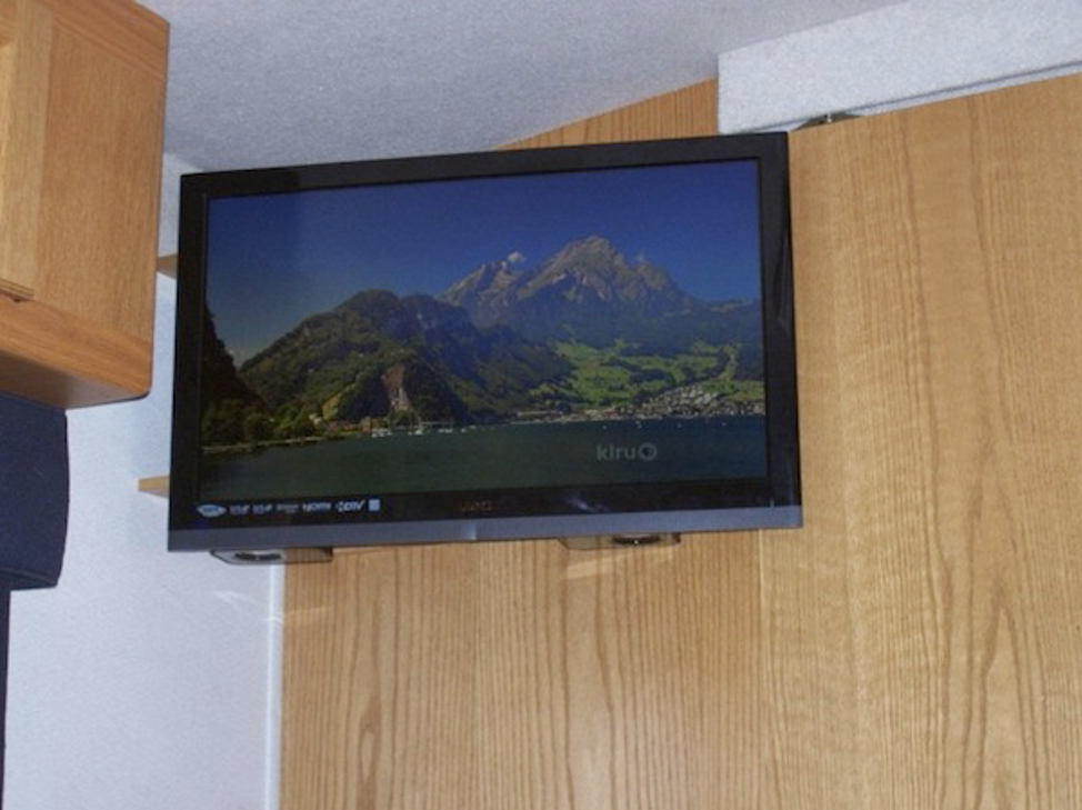 A flat screen television

Description automatically generated